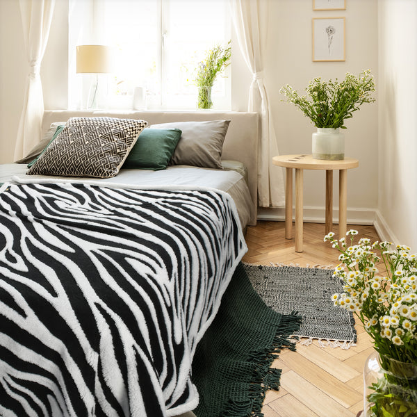 Houndstooth Sherpa Throw Blanket product image 7